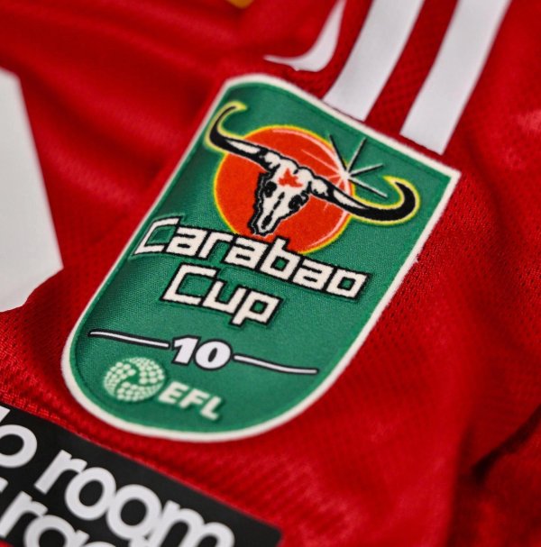 金信达 官方：利物浦将身穿有10冠徽章的球衣出战英联杯