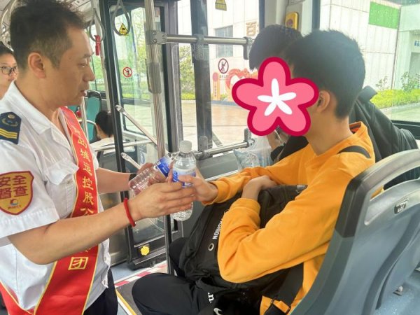 云天华成 爱的半径 从方向盘延伸至整座城！青岛320路公交绘制无障碍出行暖心图景